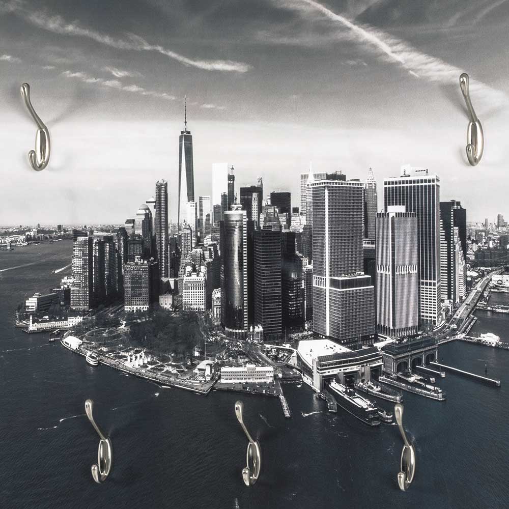 Wandgarderobe mit glänzenden Metallhaken und New York Skyline Fotodruck auf dunklem Wasser – Bahma