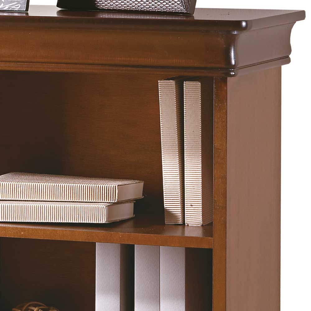 Klassisches Buchregal aus Nussbaumholz, Nahansicht der oberen Ablageflächen und Holzdetails – Lemerzi