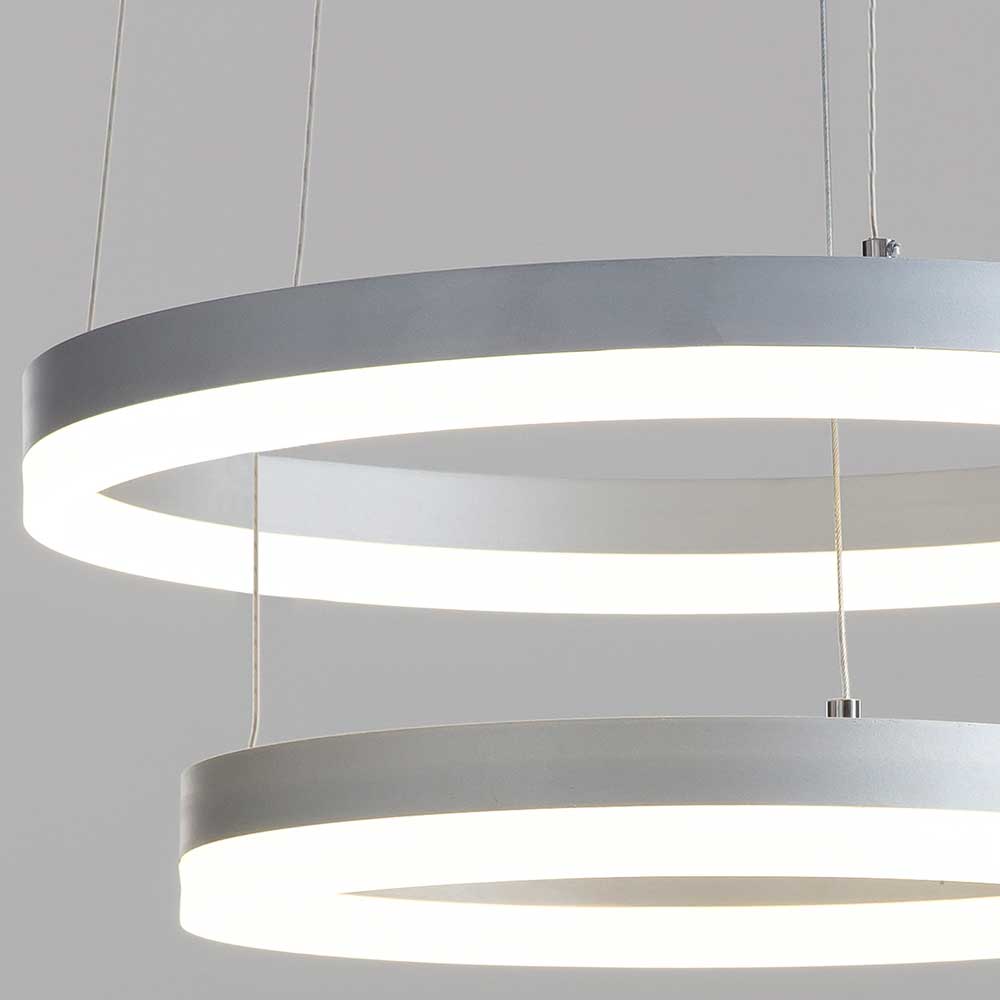 Moderne LED Deckenleuchte mit gebürsteten Aluminiumringen und strahlender Beleuchtung – Amure