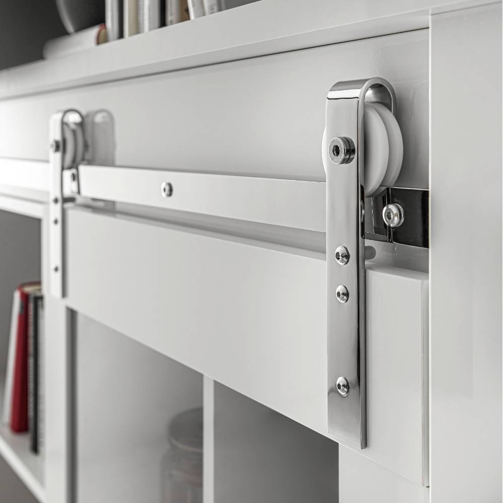 Detailansicht des robusten Schiebetürbeschlags aus Metall am Highboard – Memphys