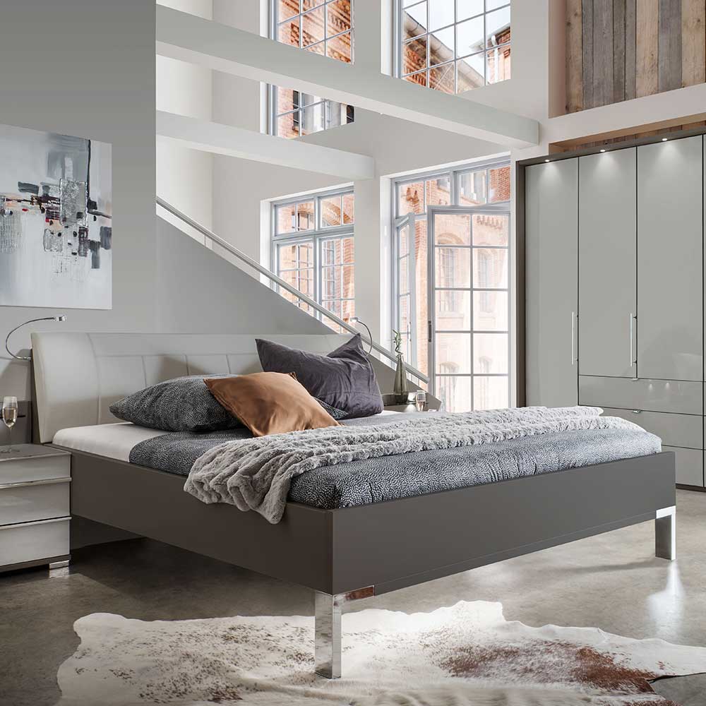 Modernes Schlafzimmer Set mit Doppelbett, Kleiderschrank und Nachttisch in Grau-Weiß – Ocavado