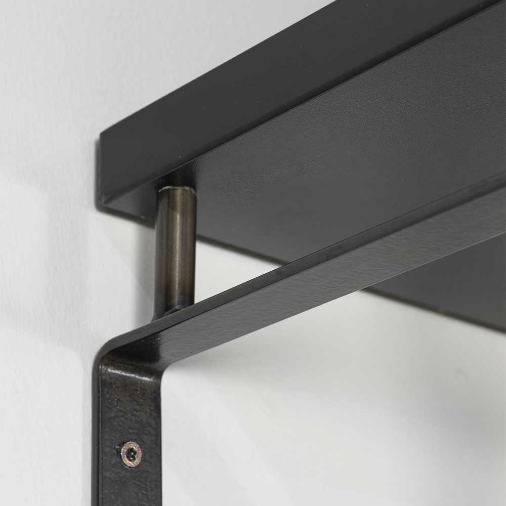 Garderobenbrett und Metallgestell Detailansicht, robuste Verbindung des schwarzen Ablagebretts – Satroni