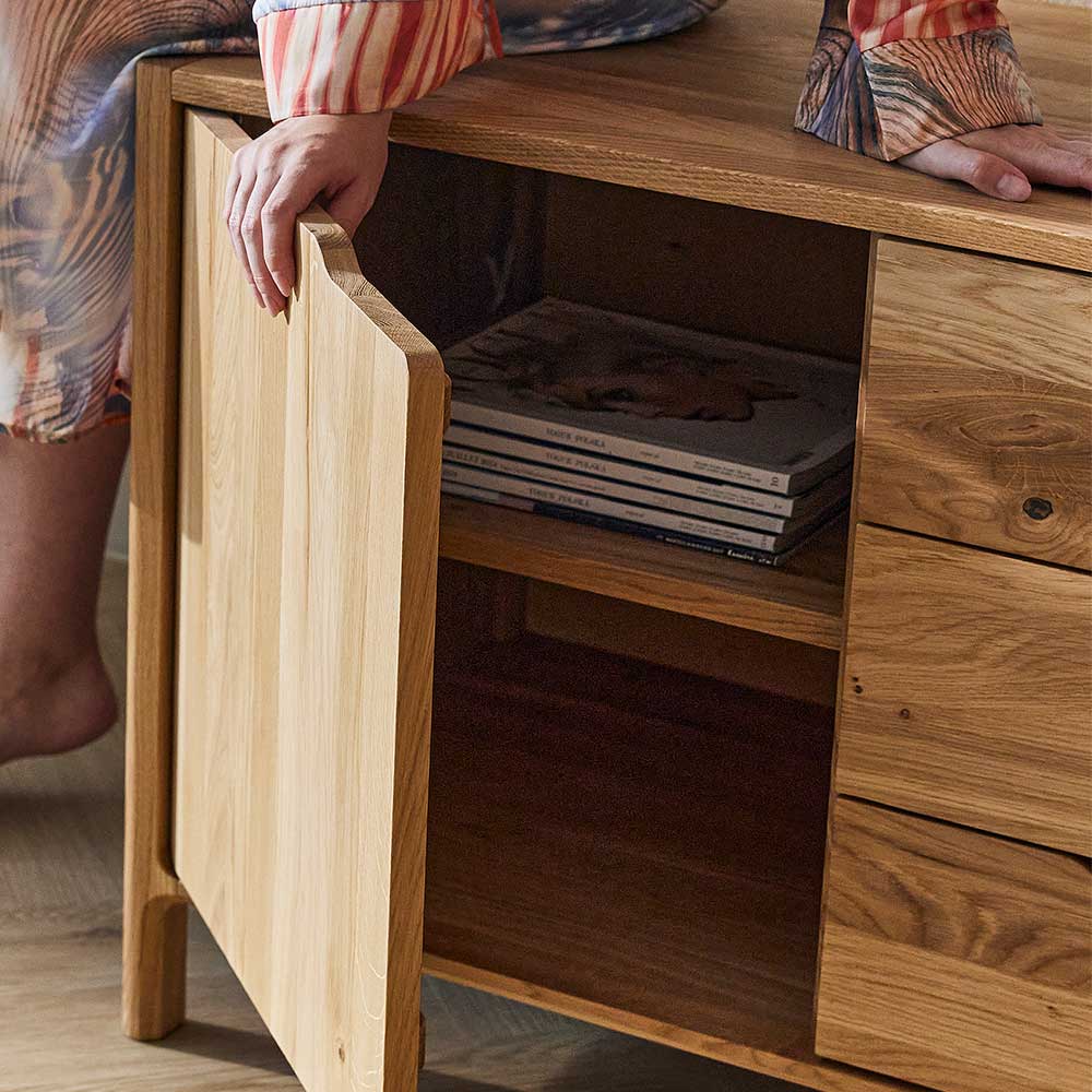 Offene Schranktür des Massivholz-Sideboards aus Eiche mit viel Stauraum und Ablagefach – Laida