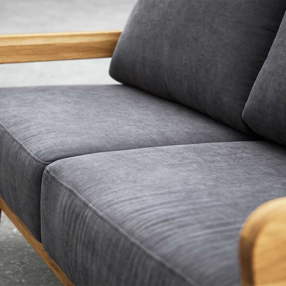 Graue Stoffpolsterung und Sitzkissen des Sofas mit natürlichem Wildeiche Rahmen – Hardus