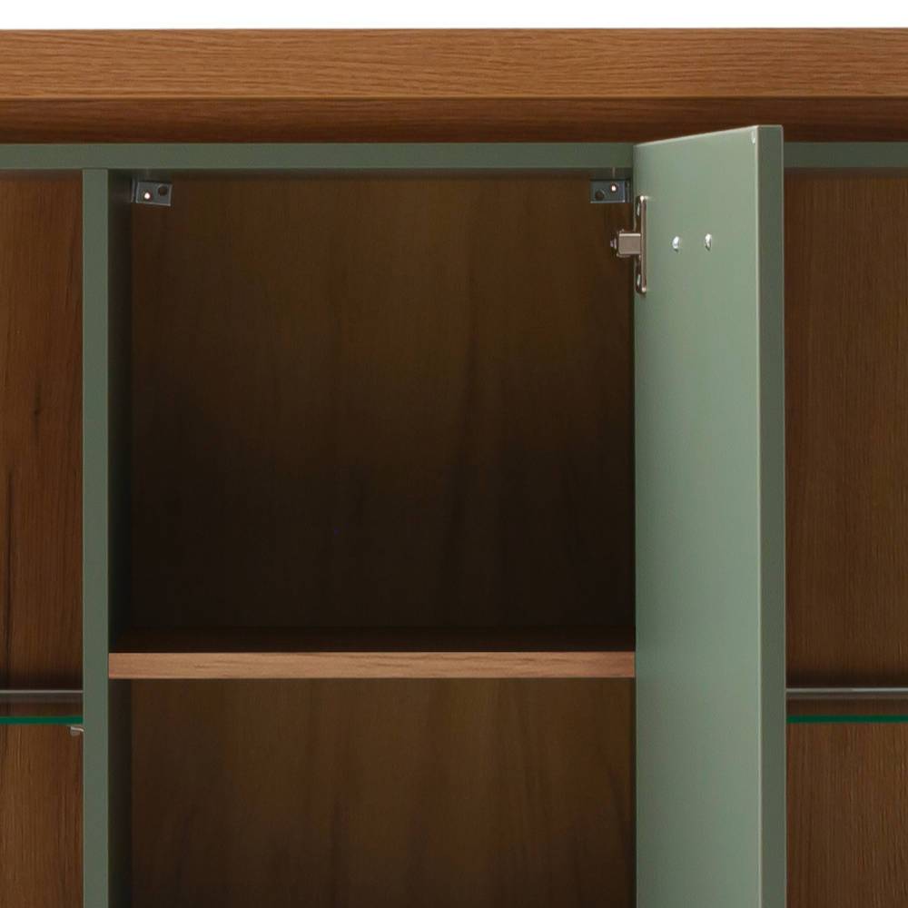 Offene Tür der Schrankvitrine in Graugrün mit sichtbaren Scharnieren und Eiche-Regalboden – Kwin