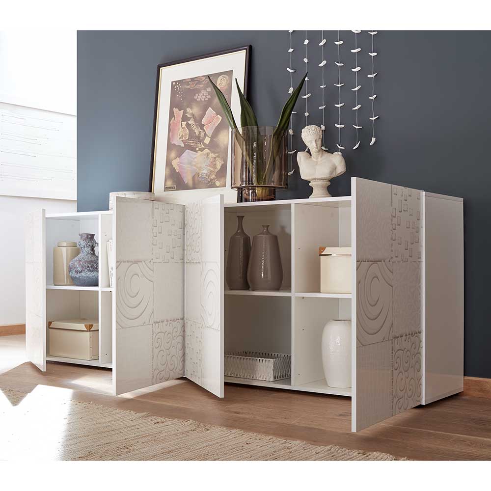Weißes hochglänzendes Sideboard mit gemusterten Türen geöffnet und Stauraum im Wohnzimmer – Vascaub