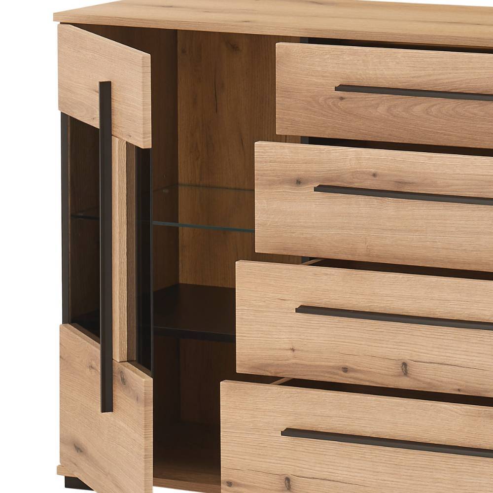 Detaillierte Ansicht des Sideboards mit offener Glastür, Einlegeboden und drei Schubladen in Holzoptik – Brocus
