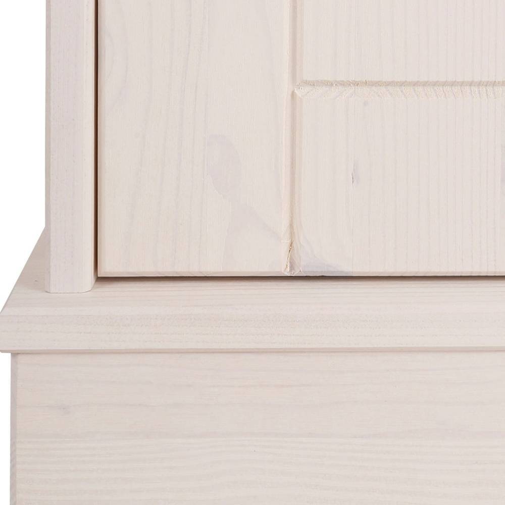 Nahaufnahme des stabilen Sockels und der Türfront des weißen Landhaus TV-Sideboards – Zentra