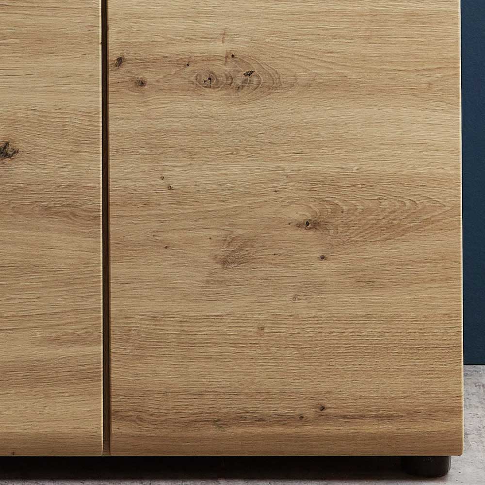 Unterer Bereich des Highboards mit zwei Holztüren und Sockel in heller Holzoptik – Iniaco