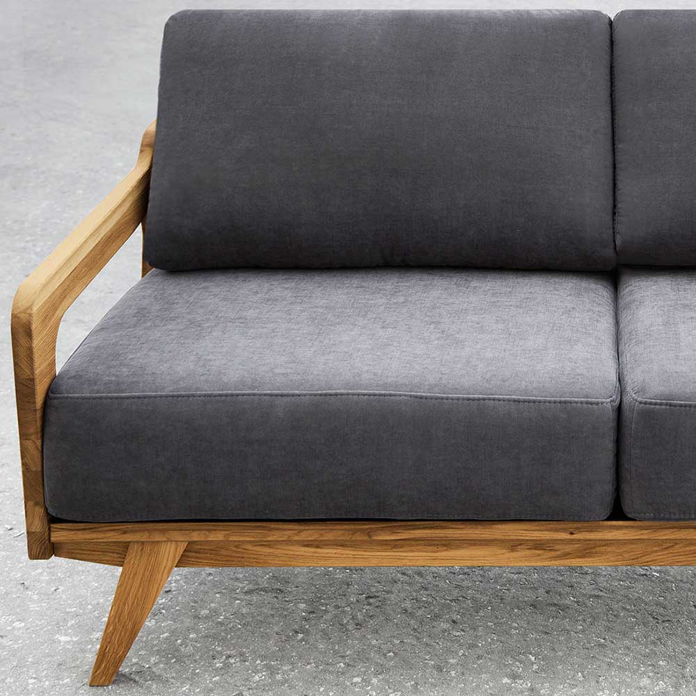 Linke Armlehne und konische Holzbeine des grauen Stoffsofas – Hardus
