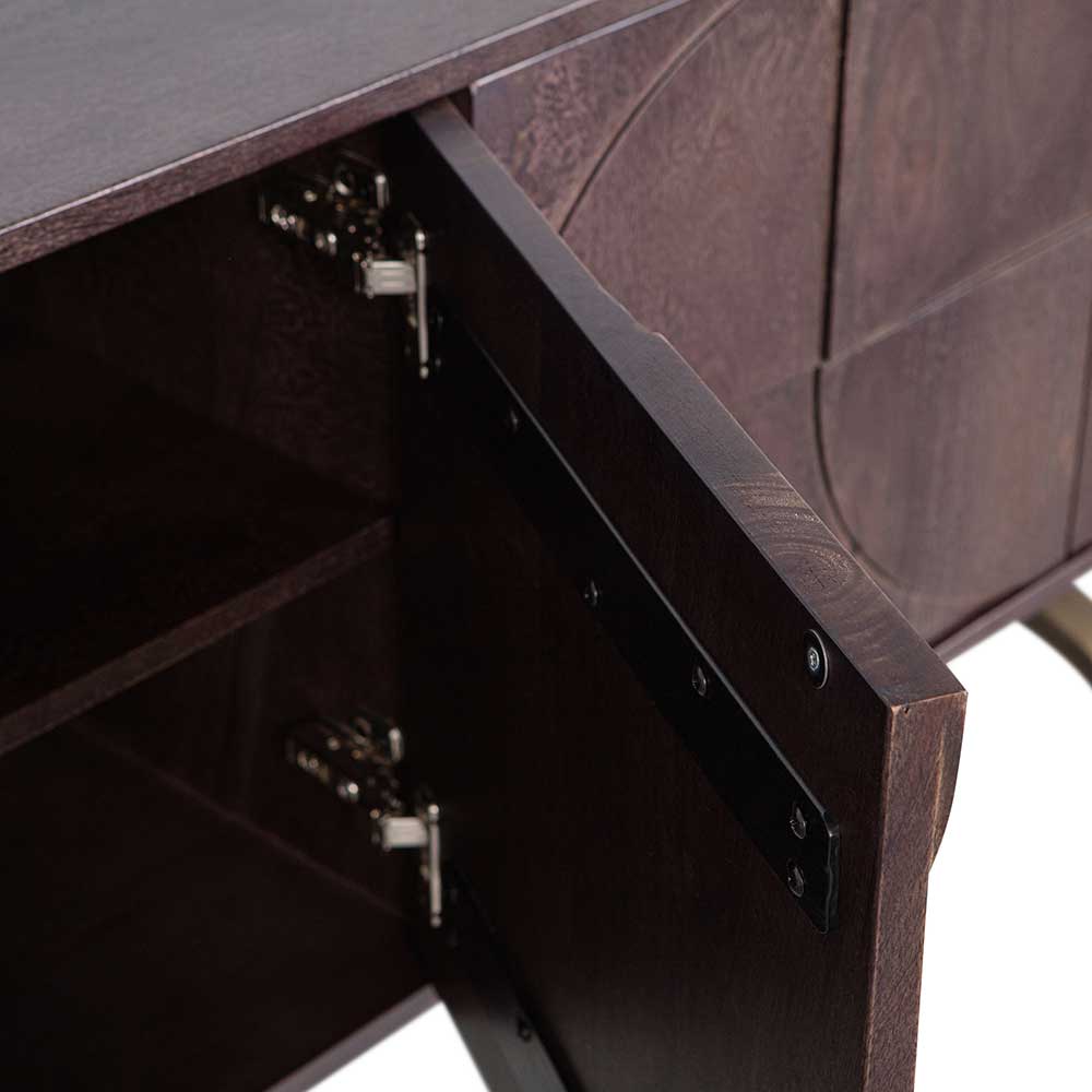 Offene Tür des Sideboards aus Mango Holz mit stabilen Scharnieren und Innenansicht – Pisino