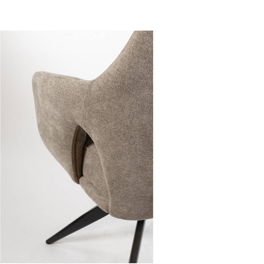 Graubrauner Polsterstuhl 2er Set Seitenansicht mit Stofftextur und elegantem Ausschnitt – Unika