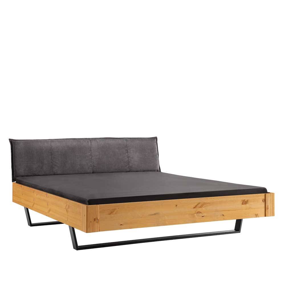 Modernes Doppelbett aus gelaugtem Kiefernholz mit dunklem Stoff-Kopfteil und Metalluntergestell – Phiano