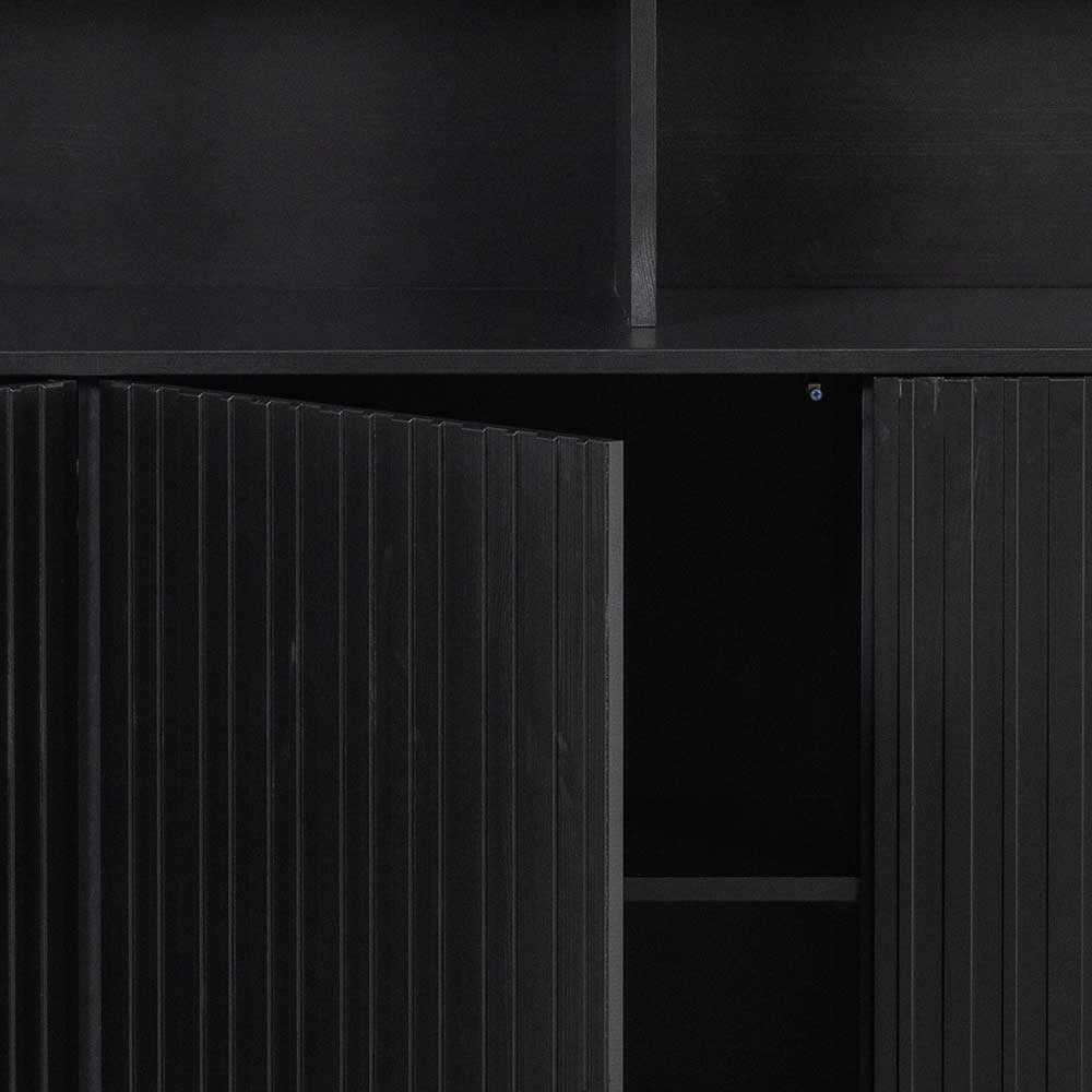 Offene Tür des schwarzen Sideboards mit Blick auf das Innenfach – Princiva