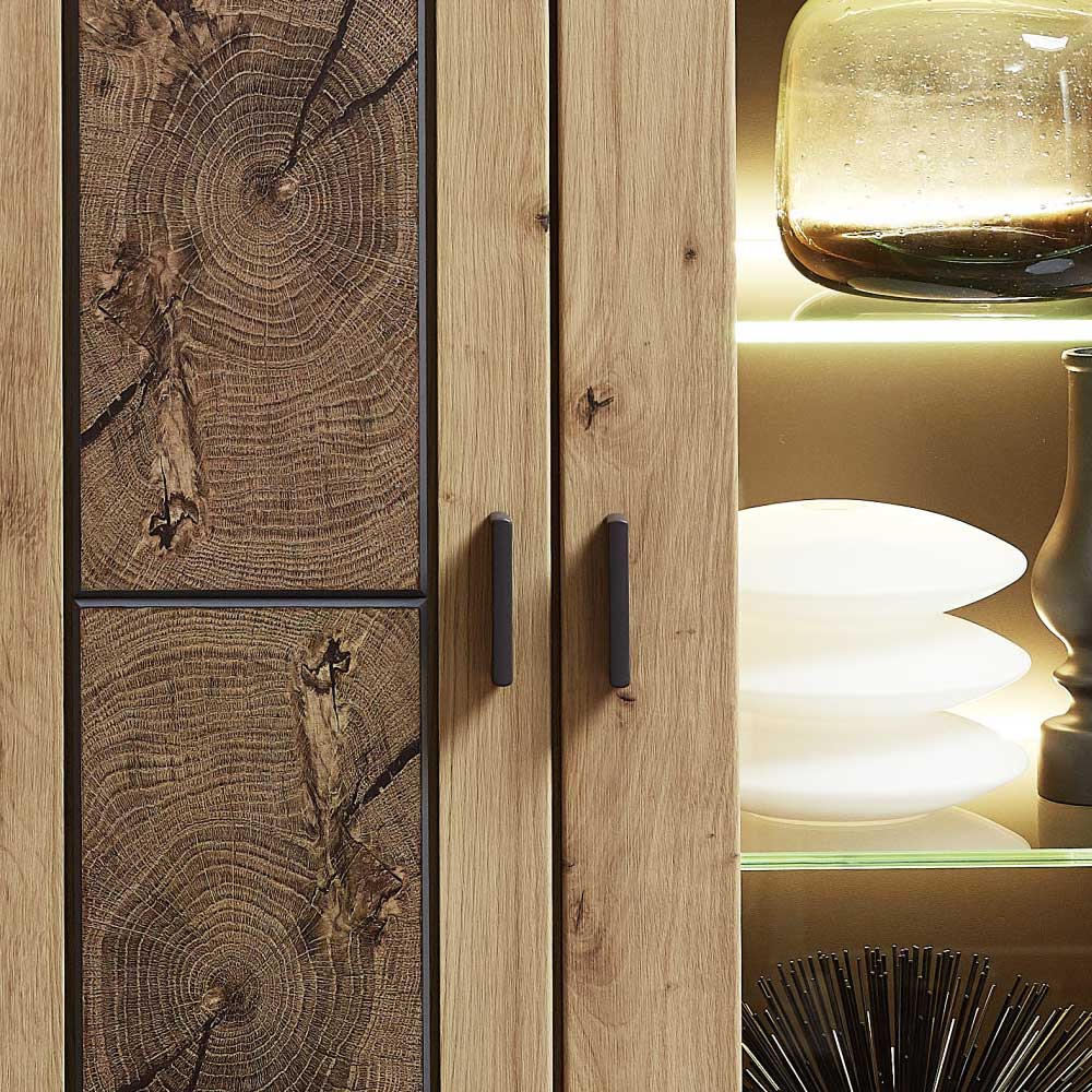 Highboard mit dunklen Holzpaneelen und schwarzen Griffen, beleuchtetes Vitrinenfach – Iniaco