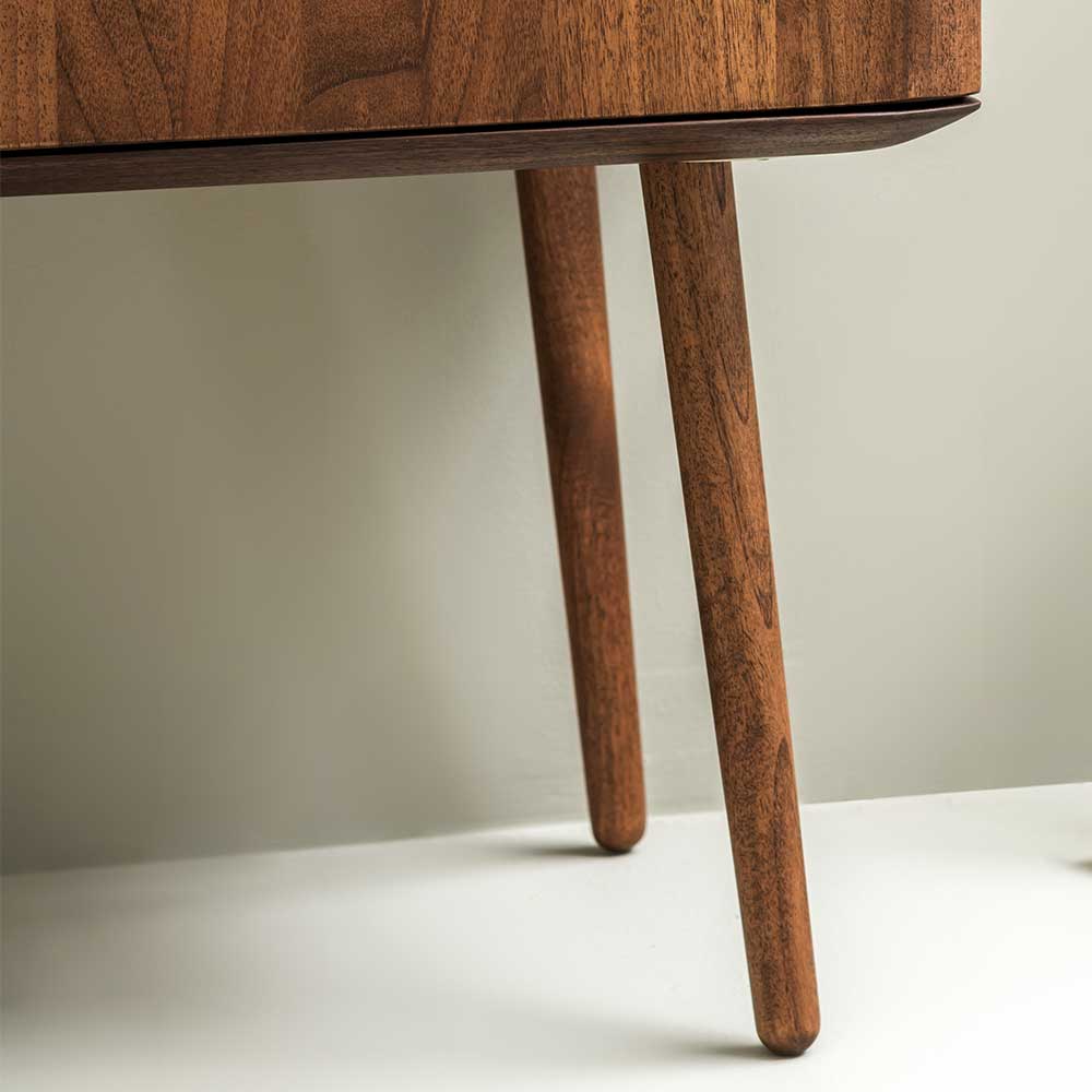 Konische Holzfüße des Nussbaum Highboards, stabile Standbeine im Retro-Stil – Rivossa