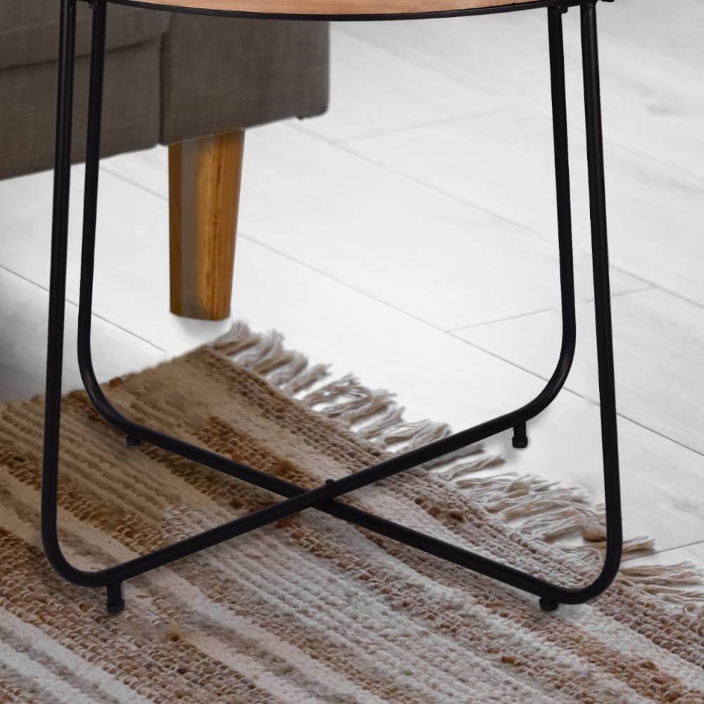 Schwarzes Metallgestell des Beistelltisches mit gekreuzter X-Strebe für stabilen Stand – Western