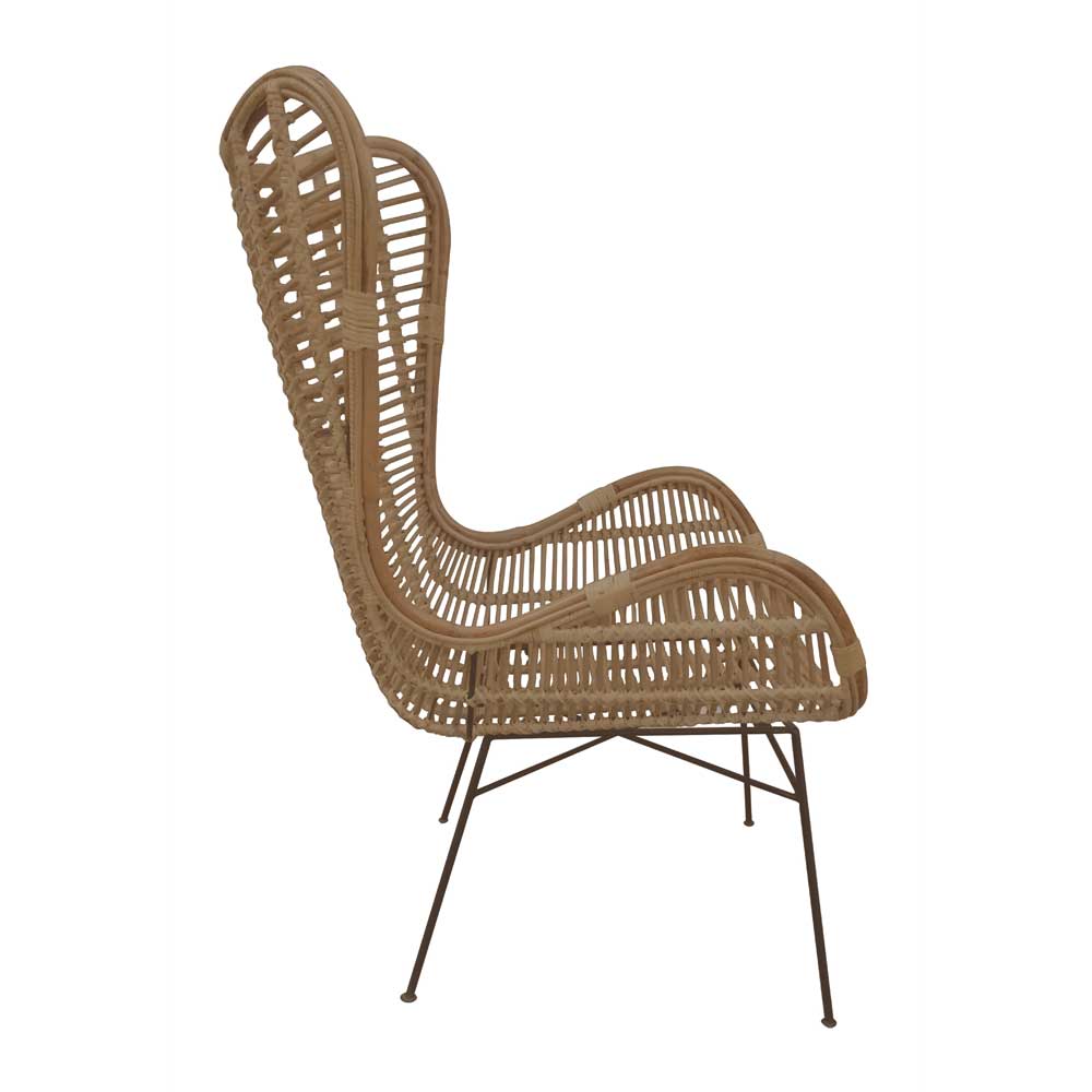 Eleganter Rattansessel mit hoher geschwungener Rückenlehne und schwarzen Metallfüßen – Surin