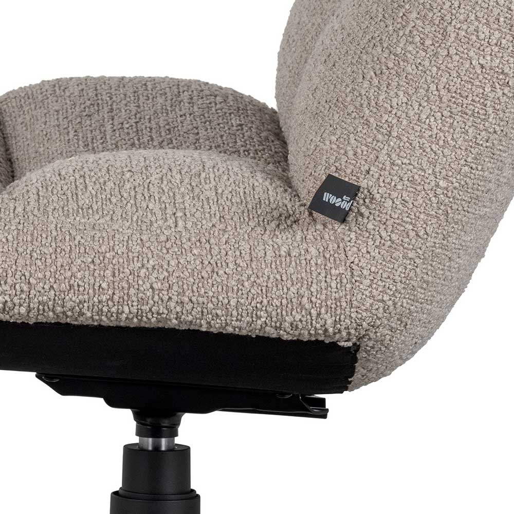 Seitliche Ansicht des Loungestuhls mit Boucle Bezug Beige – Cochon