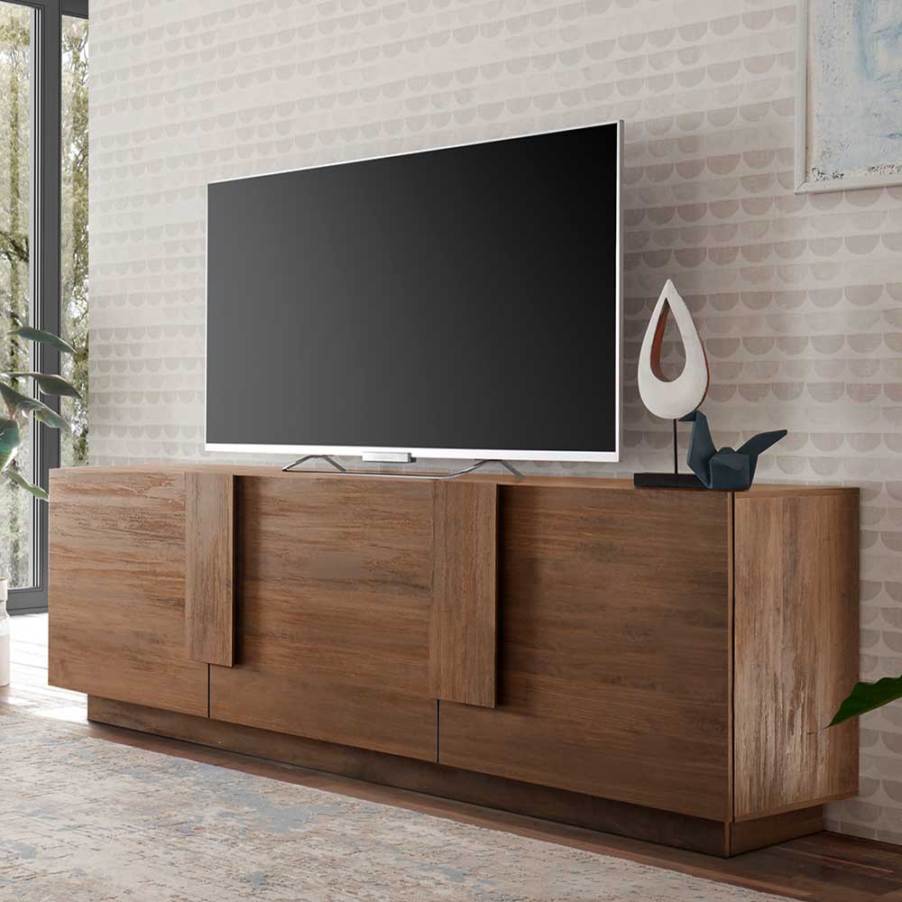Modernes TV Lowboard aus Holz mit drei verschlossenen Türen im Wohnzimmer – Basento