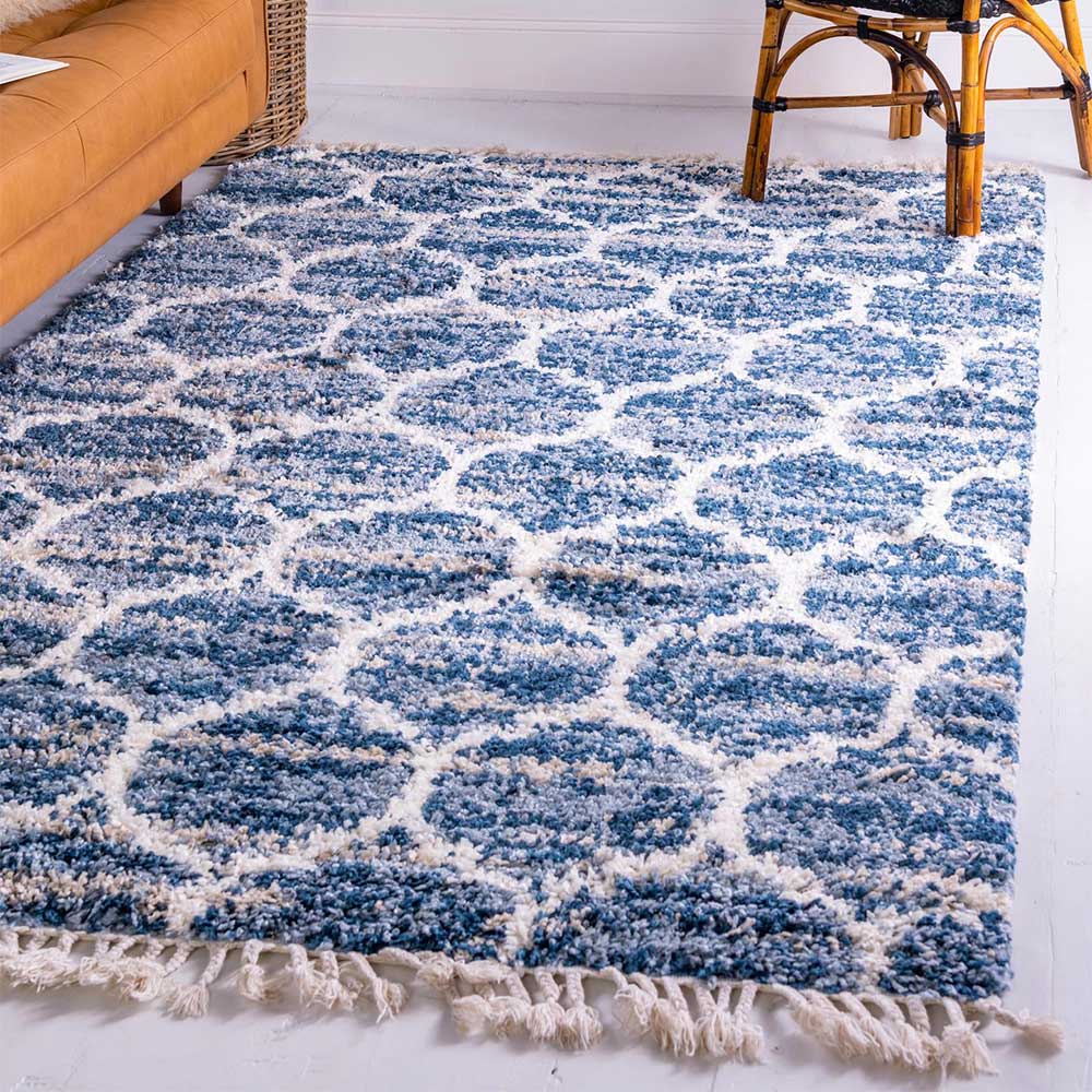 Flauschiger Läufer Teppich in Blau und Creme mit Rautenmuster und dekorativen Fransen – Addagio