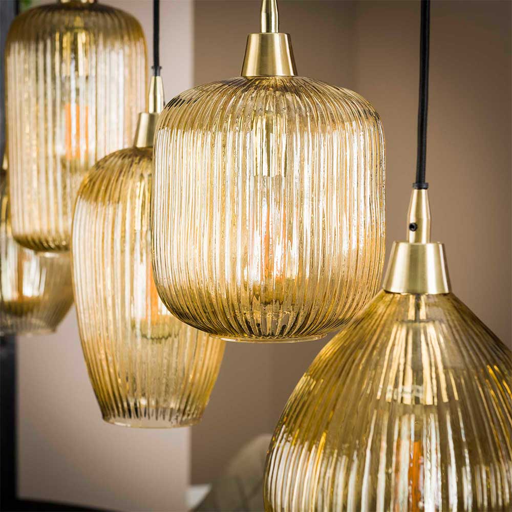Goldene Hängelampenschirme aus geriffeltem Glas mit warmem Licht und Textur – Jonathan