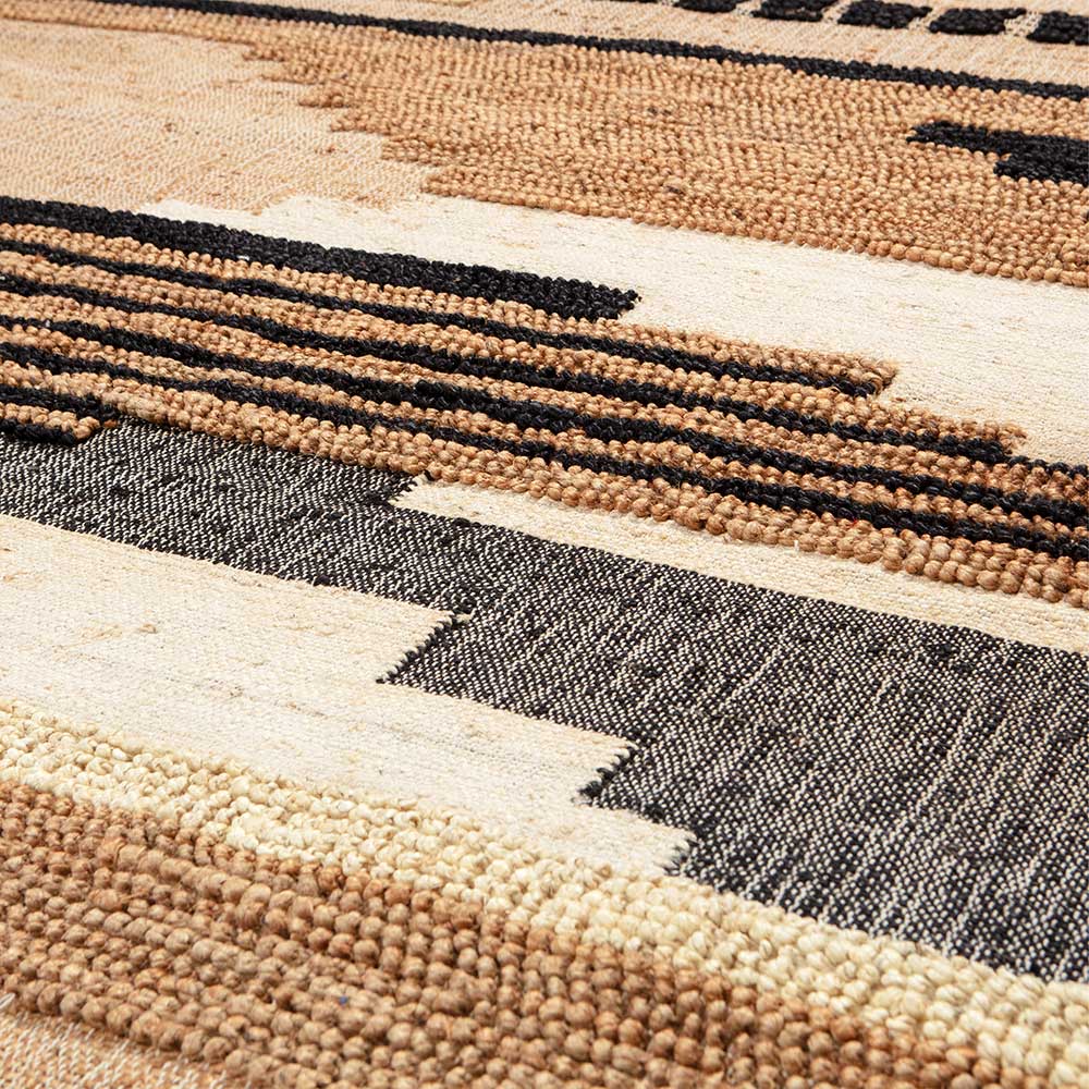 Strukturierter Naturfaserteppich mit beigen, braunen und schwarzen Ethno-Mustern und Streifen – Jesuisa