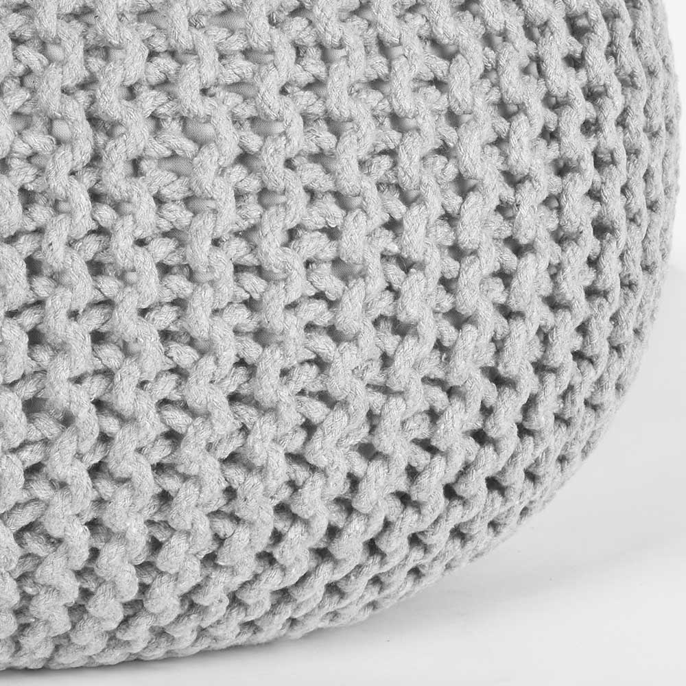 Detaillierte Strickoberfläche des hellgrauen Poufs für den Wohnbereich – Udjaca