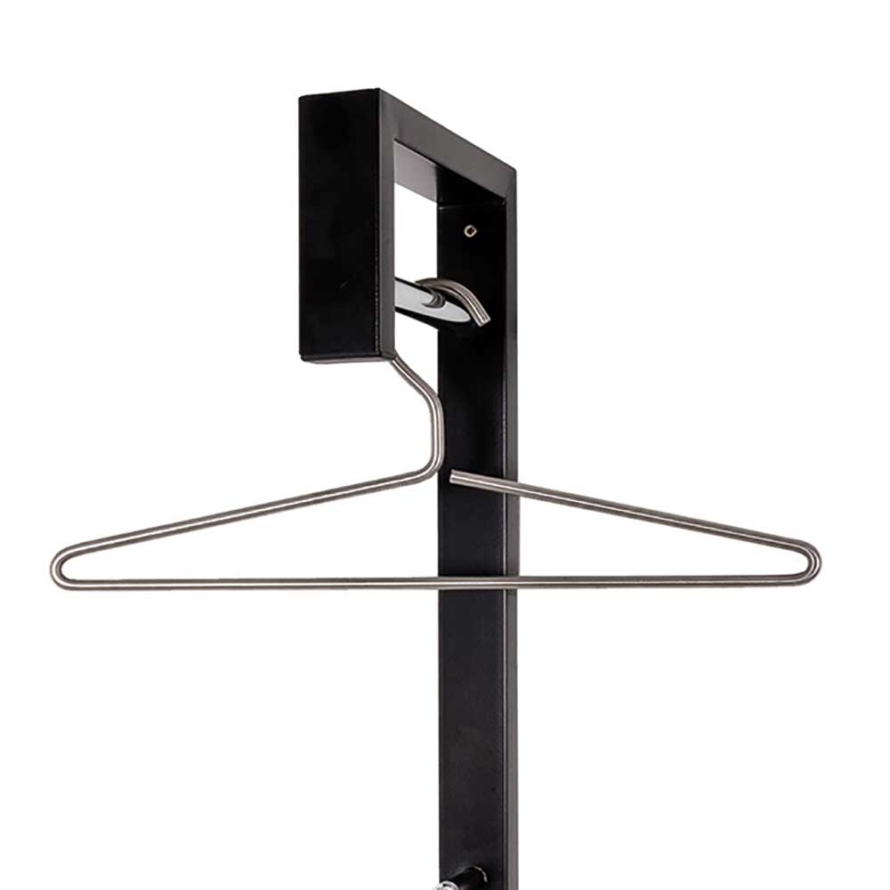 Schwarzes Garderobenelement mit elegantem Metall-Kleiderbügel für Jacken und Mäntel – Jamie