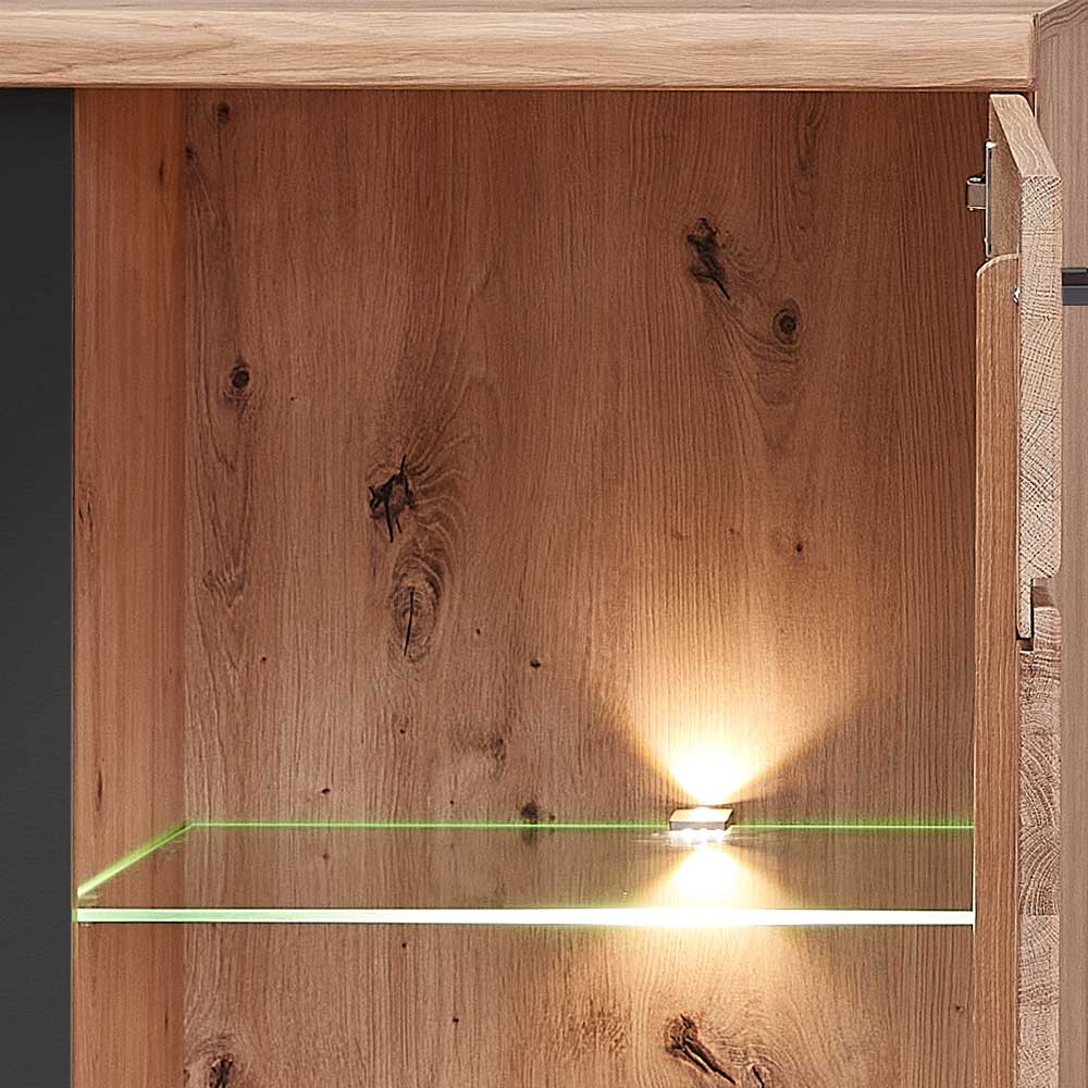 Detail der effektvollen LED Beleuchtung im beleuchteten Vitrinenbereich mit Glasboden – Latenda