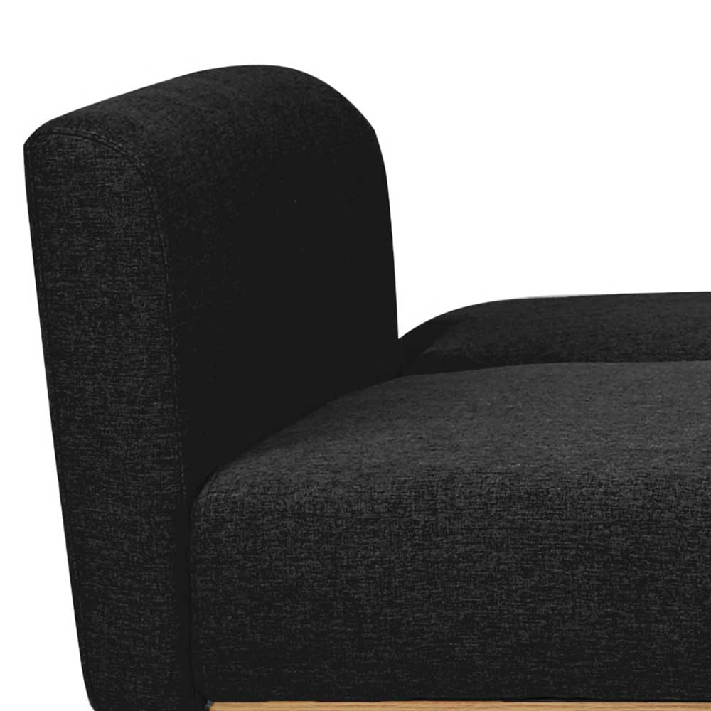 Abgerundete Armlehne und die bequeme Sitzfläche des dunkelgrauen Sofas – Adamu