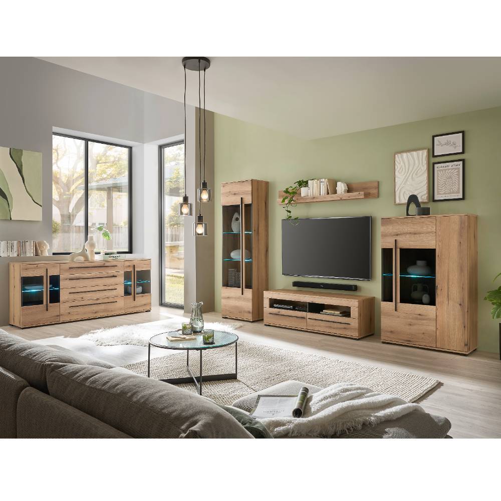 Geräumiges Sideboard mit Glaseinsätzen als Teil einer modernen Wohnwand im gesamten Wohnzimmer – Brocus