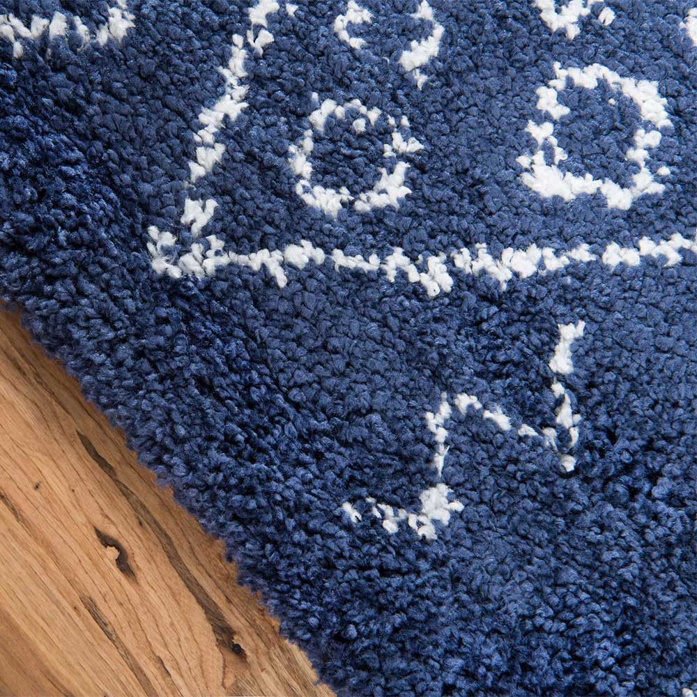 Detailliertes Ethno Muster auf blauem Hochflor Teppich – Avior