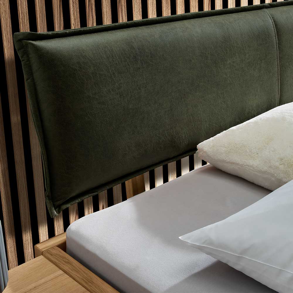 Bett mit grünem Polsterkopfteil und Lattenrost-Design aus heller Eiche – Yanus