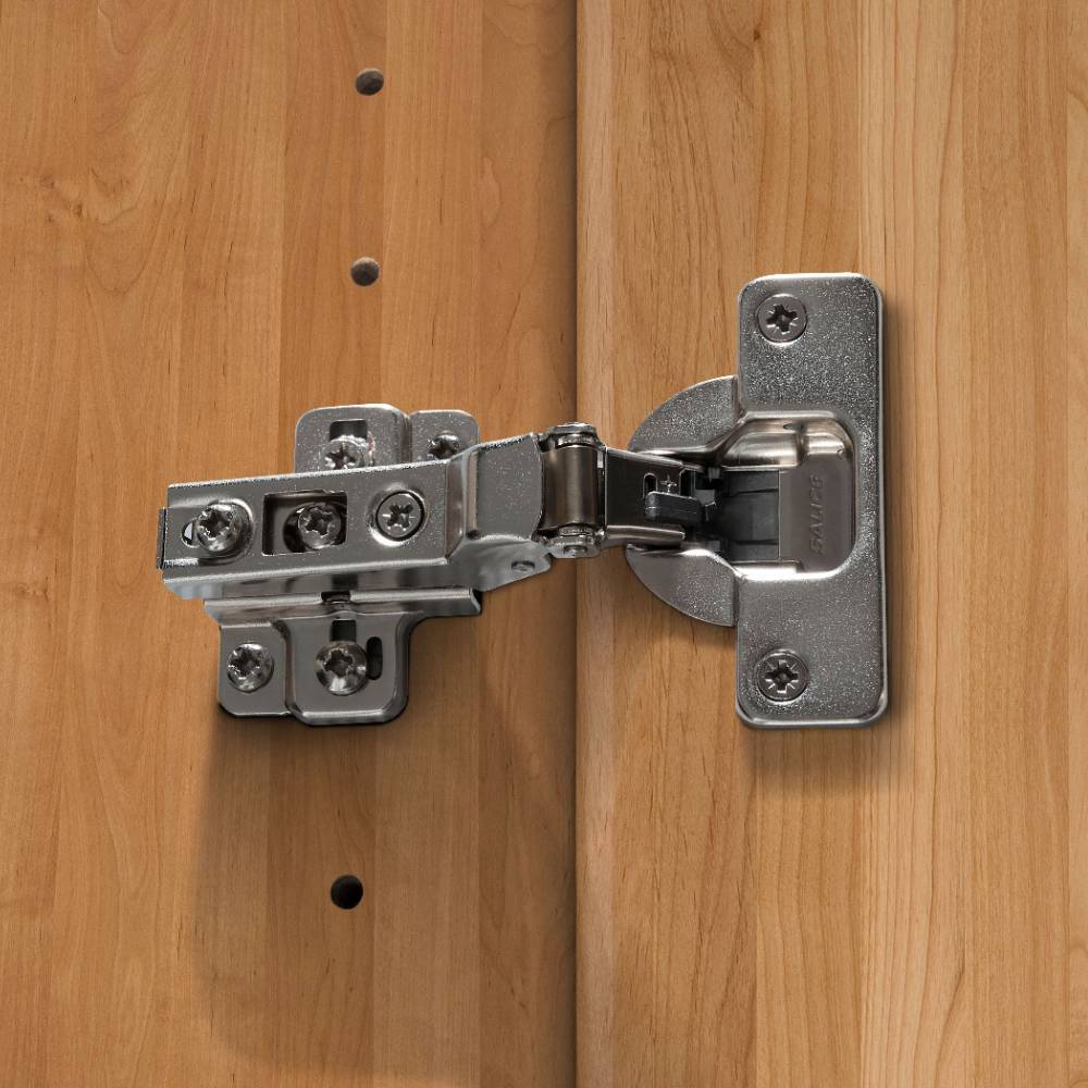 Moderner Metallscharnier für Schranktüren aus hellem Holz – Dilacco