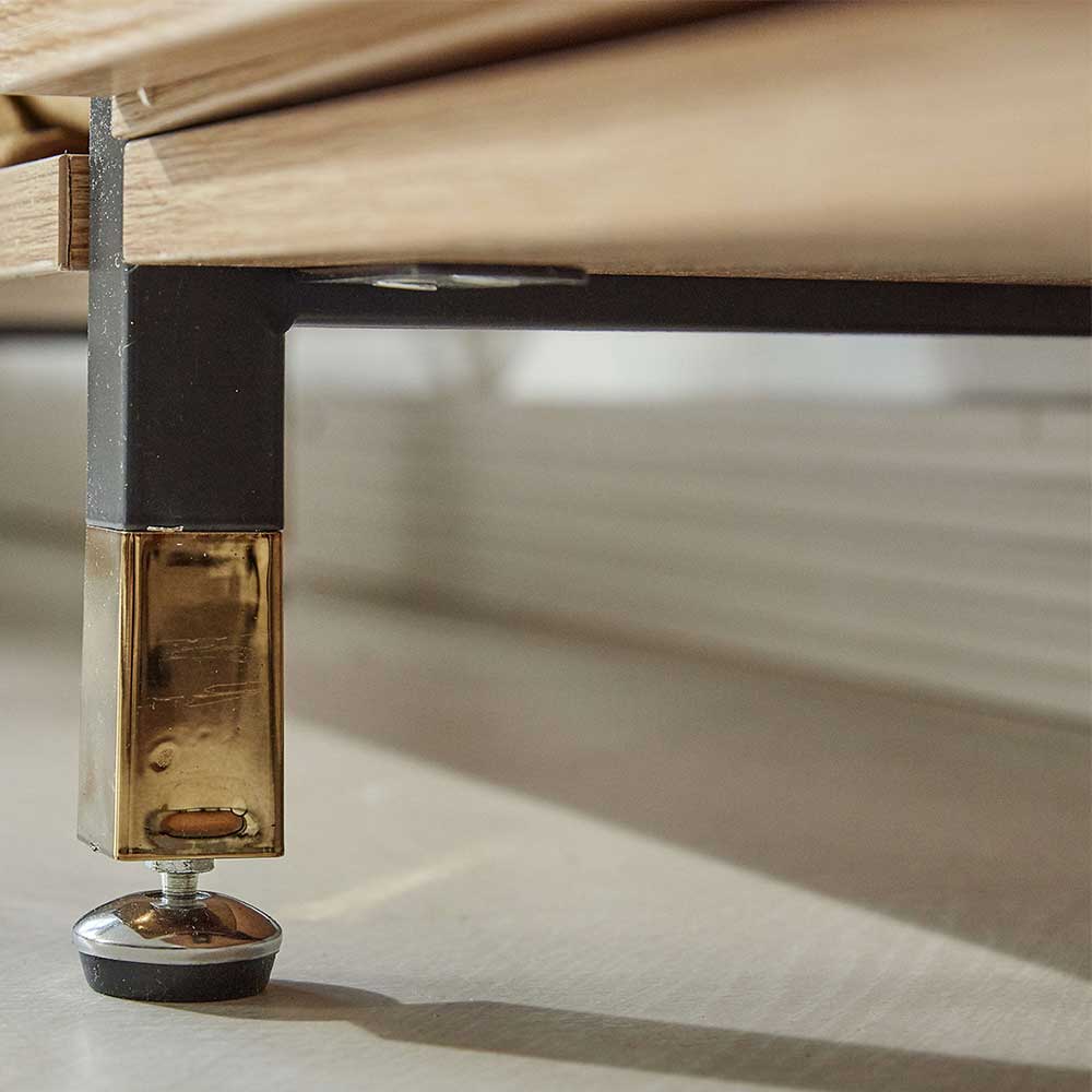 Standfuß des Industrialregals mit schwarzem Metall, goldenem Akzent und höhenverstellbarem Bodenschutz – Special
