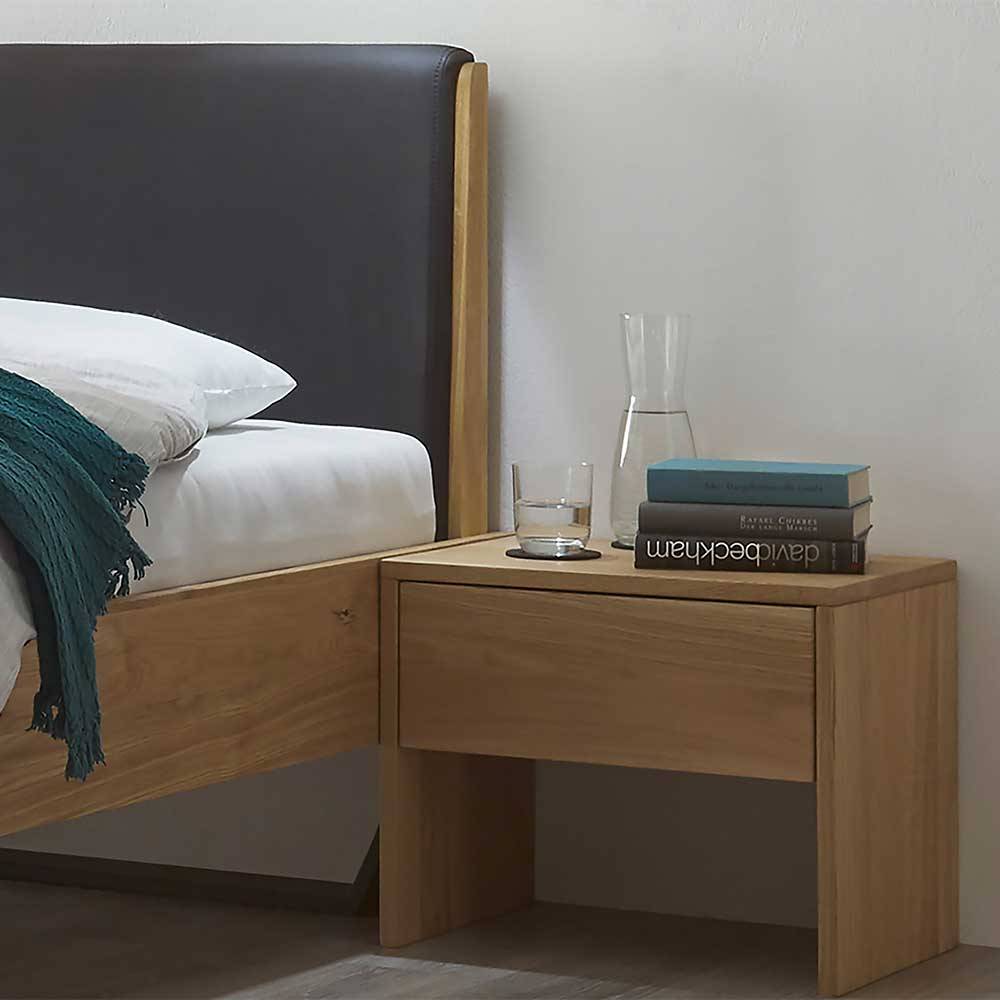 Holzbett im Industrial Style mit passendem Nachttisch aus Eiche und Schublade – Losiamos