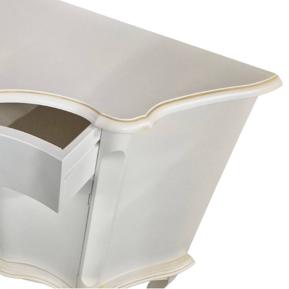 Offene Schublade der antikweißen Kommode mit goldfarbener Kante, elegantes Design – Pulse