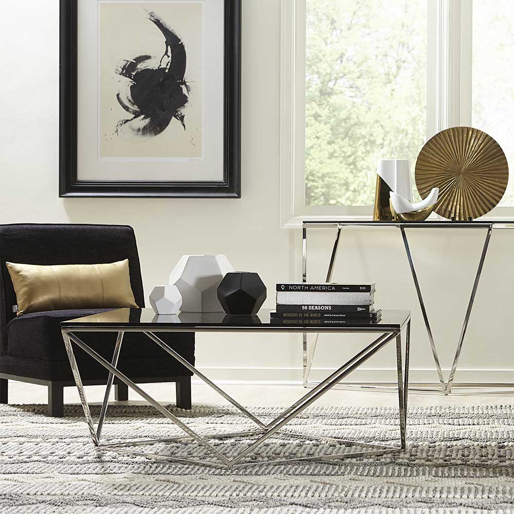 Eleganter Couchtisch mit Rauchglasplatte und geometrischem Metallrahmen im Wohnzimmer – Gavette