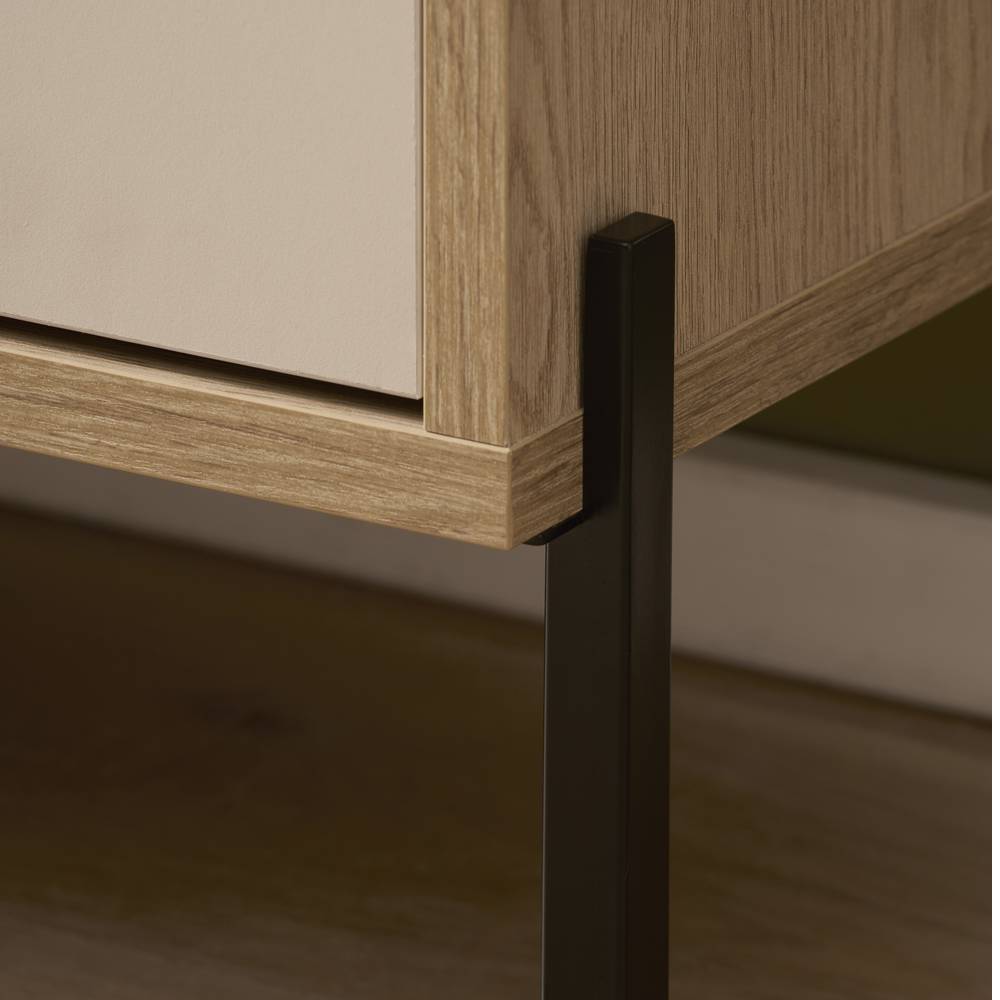 Stabiler schwarzer Metallfuß des beigen Sideboards mit holzfarbener Umrandung für sicheren Stand – Dasanti