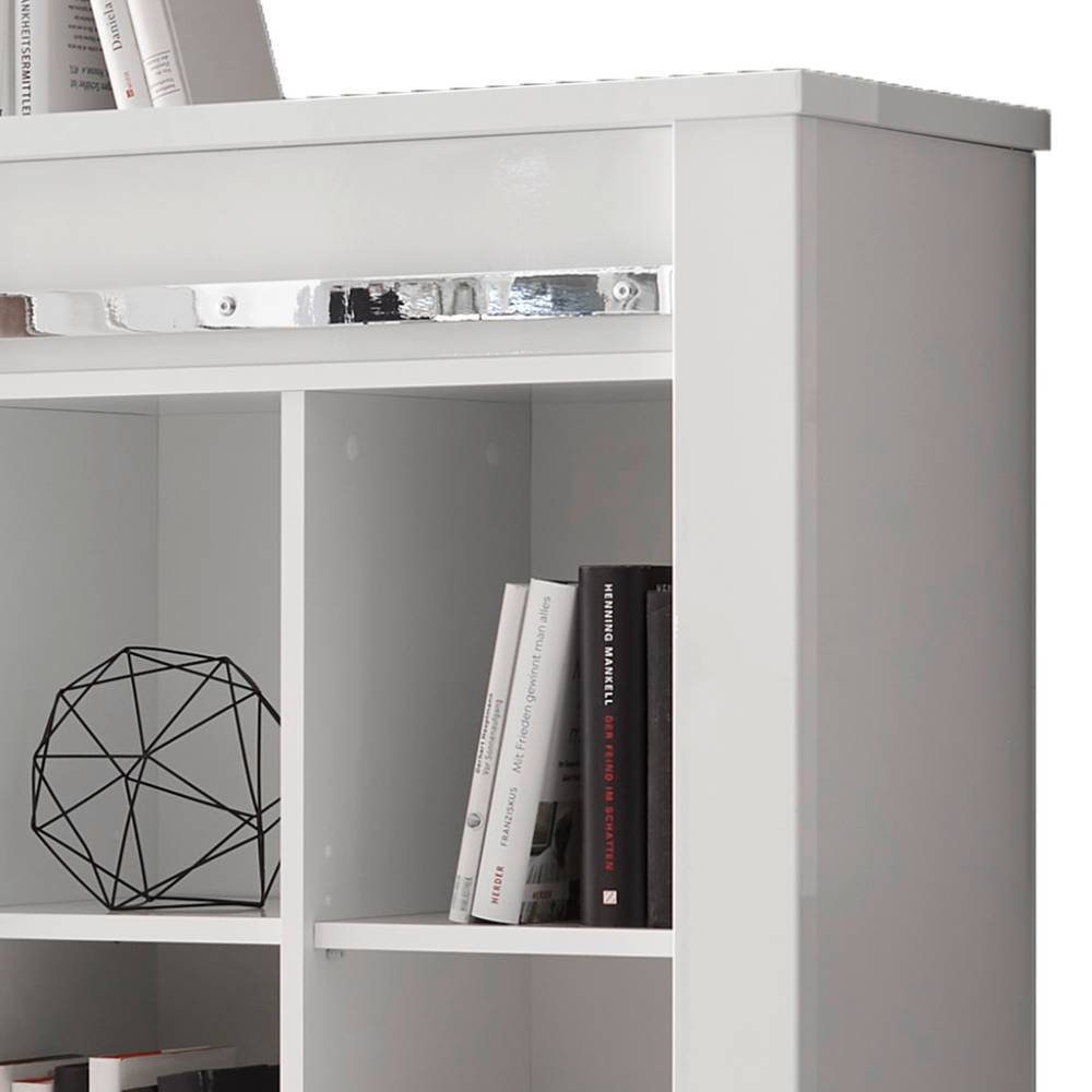 Offene Regalfächer des weißen Schranks mit Büchern und Dekoration – Memphys