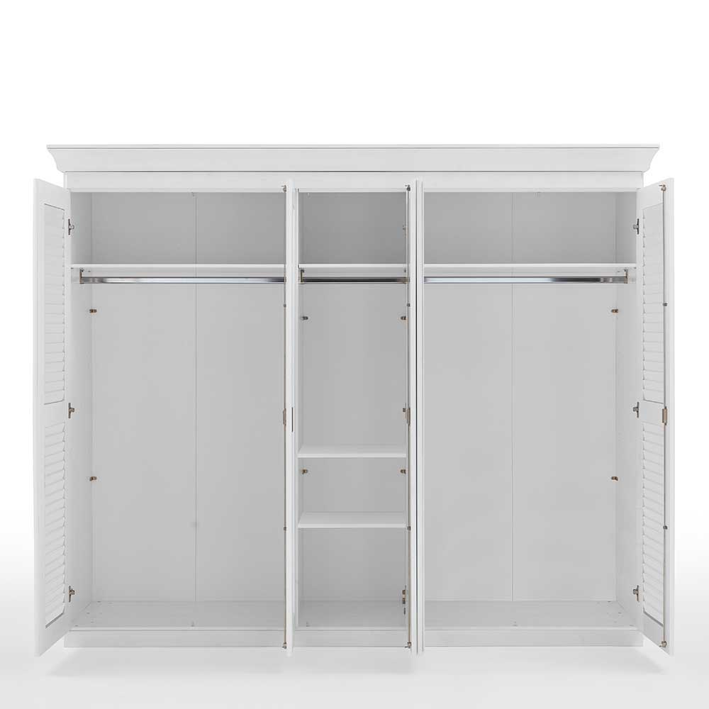 Offener weißer Schlafzimmer-Kleiderschrank mit Kleiderstangen und Regalböden, viel Stauraum im Landhausdesign – Mira