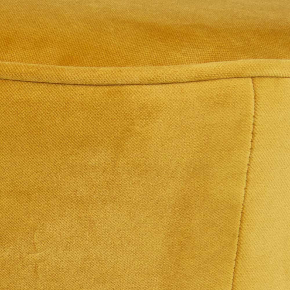 Nahaufnahme der luxuriösen Samtstoff Textur in Senfgelb des Designer Sofas – Ramia