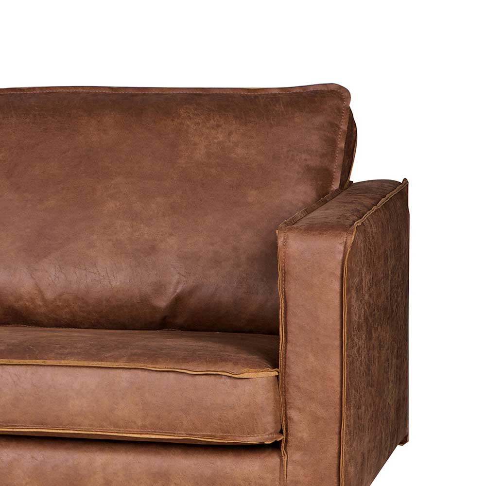 Armlehne und Rückenlehne der braunen Dreisitzer Couch aus recyceltem Leder – Monty