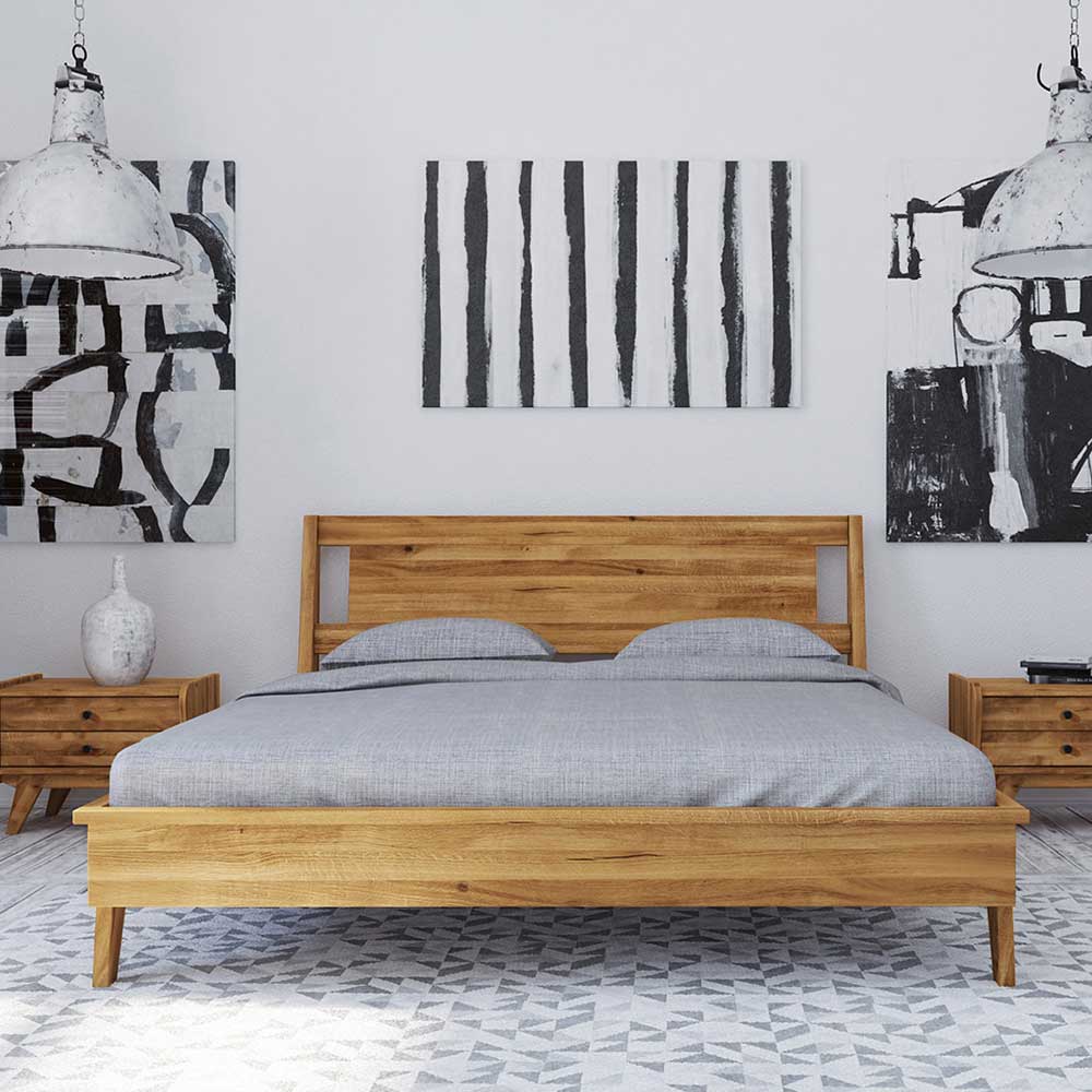 Massives Holzbettgestell mit schlichtem Kopfteil und grauer Bettwäsche im modernen Schlafzimmer – Hardus