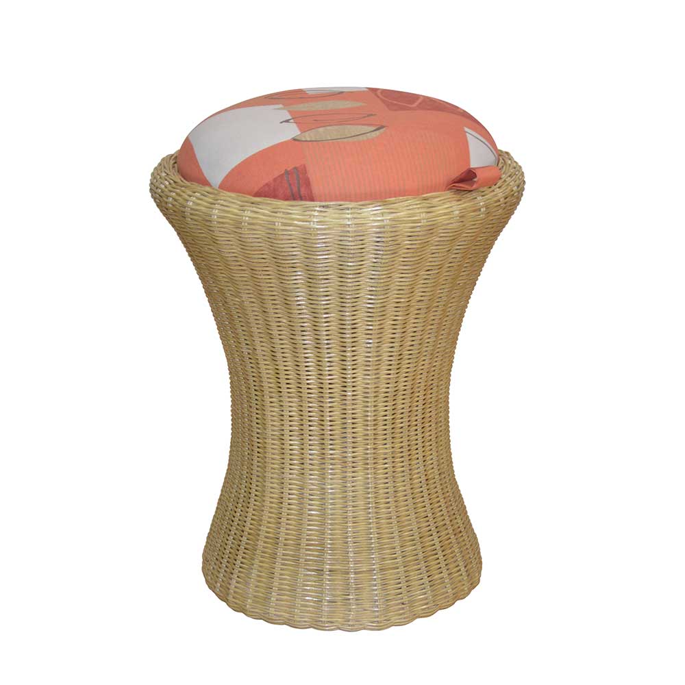 Runder Rattanhocker mit Wäschekorbfunktion in Sand mit orange gemustertem Kissen – Monice