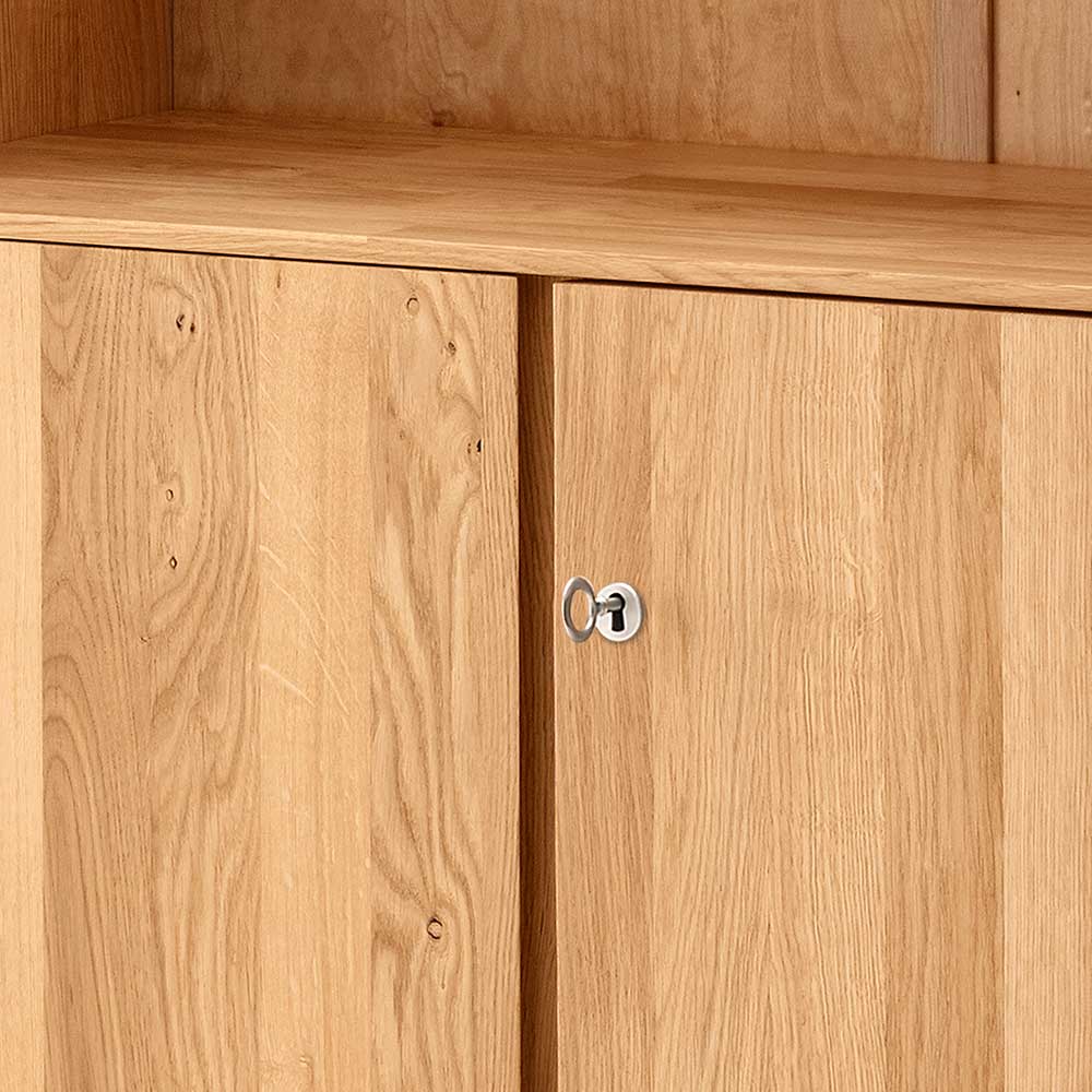 Doppeltüren des Holz Büroschranks mit schlichten silbernen Griffen und schöner Eichenmaserung – Melanie