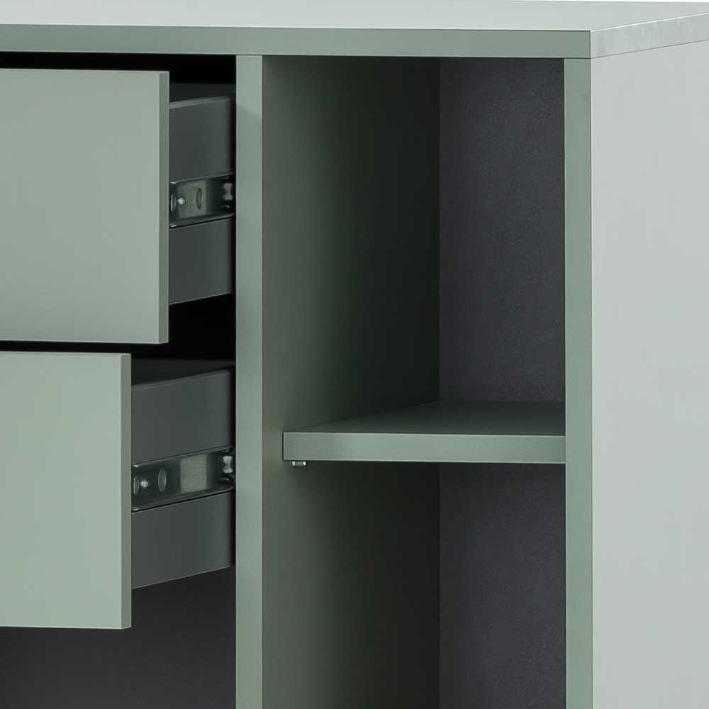 Offene Schubladen und ein Fach des graugrünen Badezimmer Highboards mit dunkler Innenseite – Vilatata