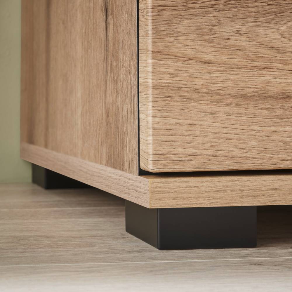 Stabiler Sockel und schwarze Möbelfüße des Sideboards aus Holz für sicheren Stand und Bodenschutz – Brocus