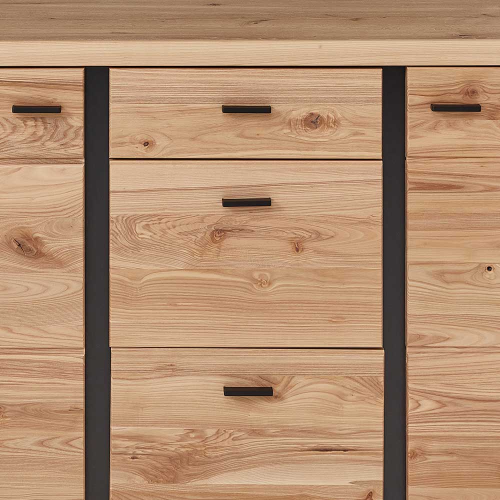 Detailansicht der drei Schubladen des Holzsideboards mit schwarzen Griffen – Latenda